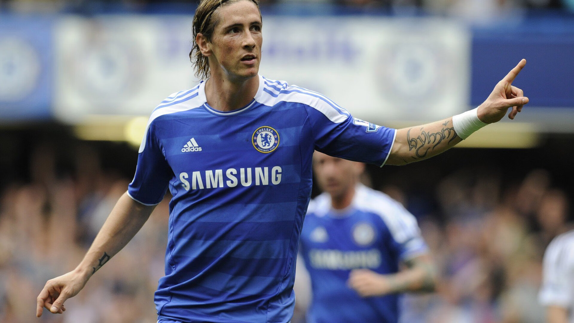 “马科斯·莫奇的全场覆盖与领导能力，助力美洲狮队建立强大防线”